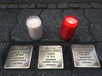 Stolpersteine mit Gedenkkerzen